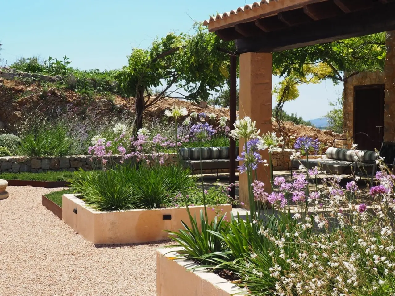 Come riempire le fioriere da esterno: il metodo anti-umidità che evita la muffa